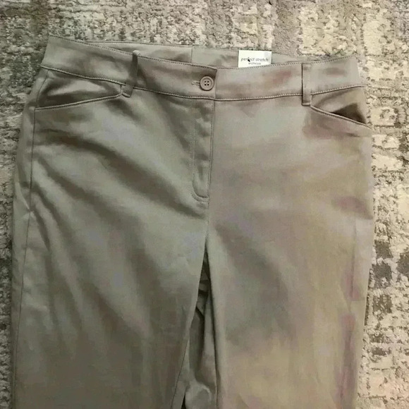 Chicos NWT With Flaw size 1.5 (10) Beige Slim Leg Crop Stretch Pants Flat Front - Picture 4 of 9